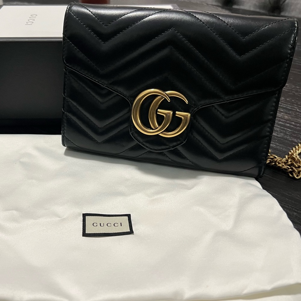 GUCCI LEATHER GG MARMONT MINI WALLET ON CHAIN BAG